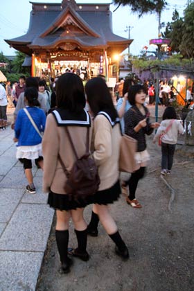 戸隠神社は拝殿に参拝の行列ができ、境内には子どもたちがいっぱい