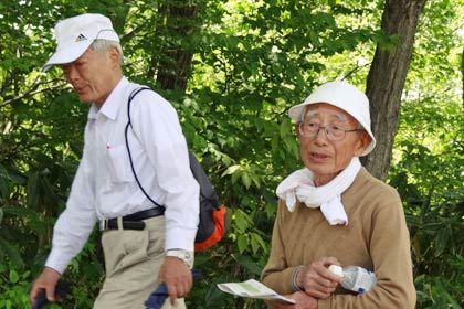 ヒメサユリの小径部会の小島部会長(左)と高城城址保存会の木村会長