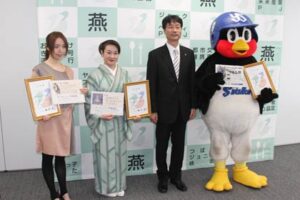 左から燕市PR大使の本宮さん、上杉さんと鈴木市長、燕市PR隊鳥のつば九郎