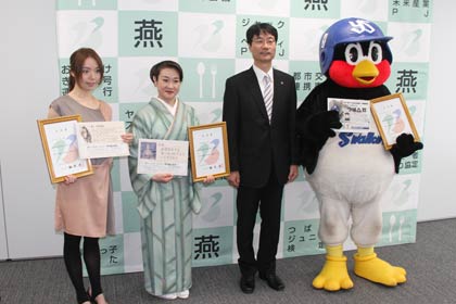 左から燕市PR大使の本宮さん、上杉さんと鈴木市長、燕市PR隊鳥のつば九郎