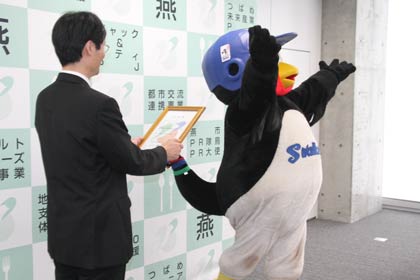 任命書の交付でファンをあおるつば九郎