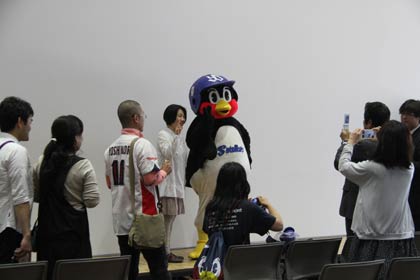 つば九郎とファンの撮影会