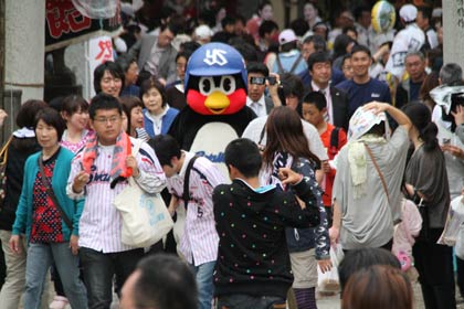  戸隠神社の参道を歩くつば九郎