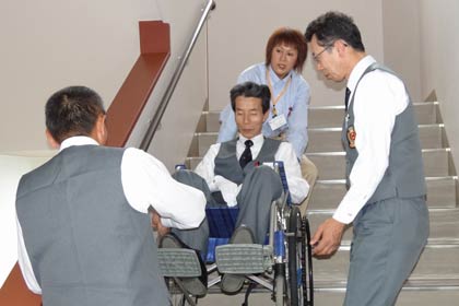  県内で初めてタクシー乗務員バリアフリー研修の研修実施機関の認定を受けた日の丸観光タクシー(株)で県内初の研修、車いすの実習