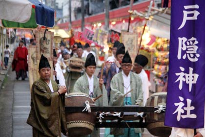  燕・戸隠神社春季祭礼の神輿行列