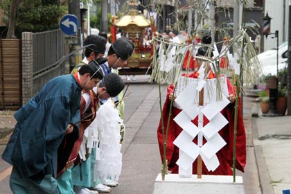 旧燕村と旧太田村の結界に御幣を立てて星野宮司が祝詞をあげてから行列が出発