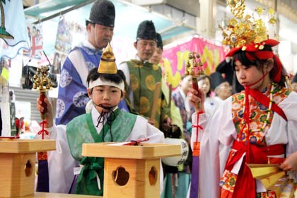 稚児舞を披露する子どもたち
