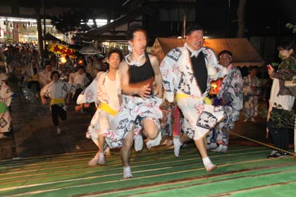 横町万灯組の舞い込み