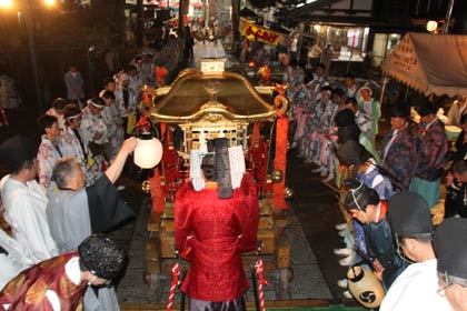  神輿が還御して祝詞をあげる星野宮司