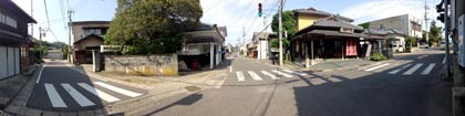  岩室交差点から撮影、左から北、東、南へ3方向に延びる道路を歩行者天国にして岩室温泉開湯三百年まつりの会場になる