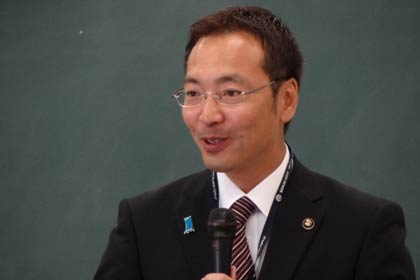 あいさつする国定勇人三条市長