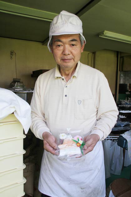 吉田天満宮祭礼にあわせて昨年に続いて天神講の菓子を限定販売する長谷源製菓舗の長谷川店主