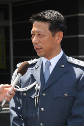 新庁舎前で取材に応える中村燕署長