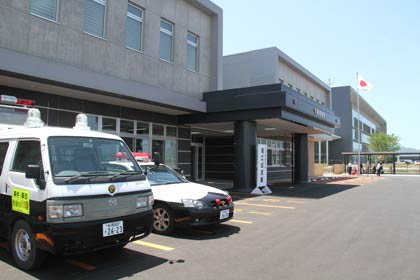 燕署の新庁舎、右奥に見えるのが燕市の新庁舎