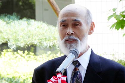 あいさつする発起人の佐竹紀さん