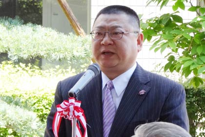 あいさつする医師の今野明さん