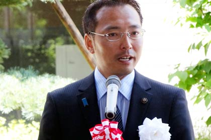  あいさつする国定市長