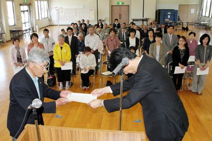 24日行われた新潟県共同募金会燕市支会の平成25年度助成決定交付式で支会長の鈴木市長から35団体に助成金の目録を交付