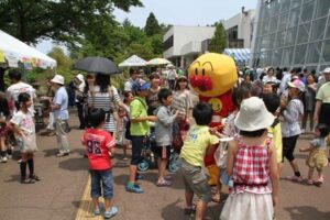 春の保内公園まつりの初日25日のようす