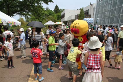  春の保内公園まつりの初日25日のようす