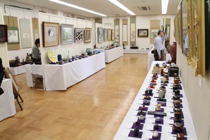 27日まで「皐月の大美術まつり」が開かれているもろはし美術店三条月岡展示会場