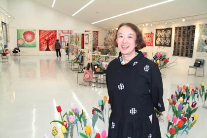 26日まで開かれている作品展「ハレ、眩しいほどに。」の会場でパッチワーク作家の小林典子さん