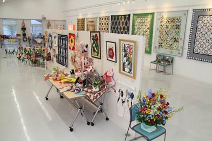  カラフルな展示会場