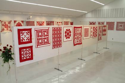 赤と白だけの作品の展示会場