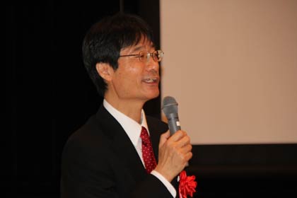 市長就任3年間の実績を話す鈴木市長