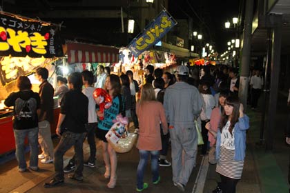 24日、196店が出店した吉田天満宮宵宮の露店のにぎわい