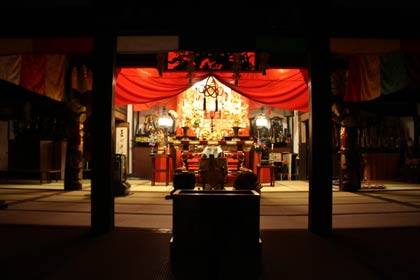 露店のにぎわいをよそに静寂を呼ぶ観音寺本堂