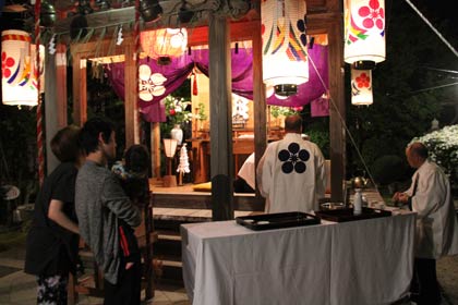 拝殿道真の座像に向かって参拝する