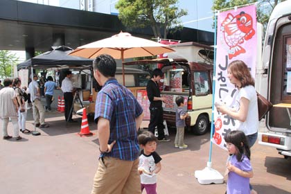 三条商議所前の飲食の移動販売車も行列のにぎわい