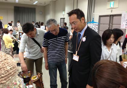 会場を訪れた国定市長