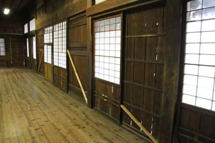 旧御堂の施錠はつっかえ棒