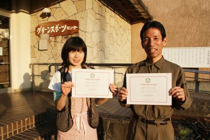 ウイルダネスファーストエイドのライセンスを取得した三条市グリーンンスポーツセンターの常駐職員、鳥羽和明さん、美代子さん夫婦