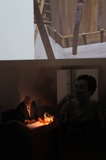 プロジェクターで横山の作品を映しながら話す大山さん