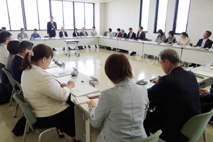 27日開かれた平成25年度三条市子ども・若者総合サポート会議の第1回代表者会議