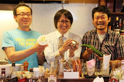 合コン「noaコン」を開く「noanoa」の石橋店主(中央)と食材を提供する佐久間食品の佐久間さん(左)と「もとまちキュウリ」の樋浦さん(右)