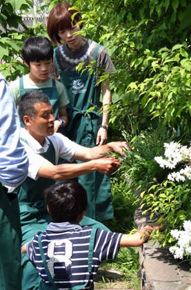 土田さんからハーブの解説を聞く