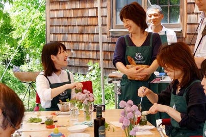 緑に包まれての体験や食事に笑顔で話も弾む