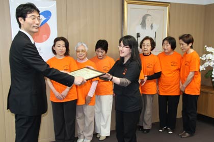 鈴木燕市長に骨髄移植推進財団からの感謝状を手渡す丹後会長をはじめNPO法人骨髄バンク命のアサガオにいがたの燕地区会員
