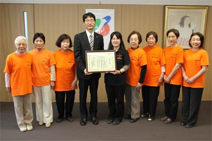  鈴木市長と感謝状を囲んで