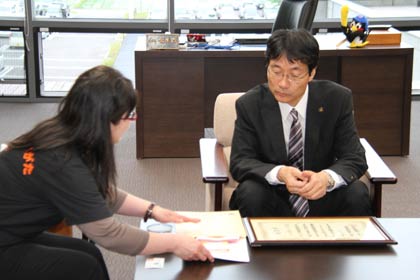 丹後会長から取り組みを聞く鈴木市長