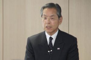 燕市の月例政策研究会で講演する東京ヤクルトスワローズの衣笠社長