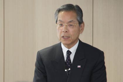燕市の月例政策研究会で講演する東京ヤクルトスワローズの衣笠社長