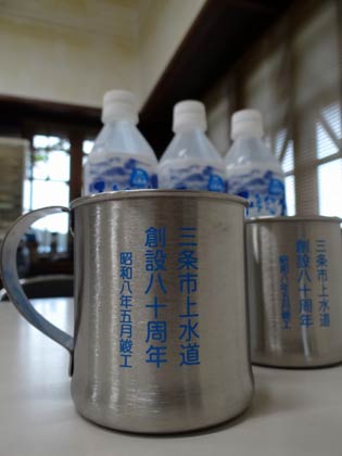 おとな先着1,000人にプレゼントする名入れステンレス製のマグカップ