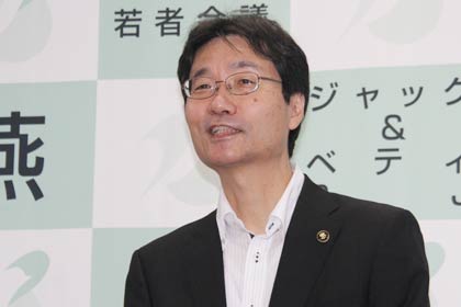 定例記者会見を行う鈴木燕市長