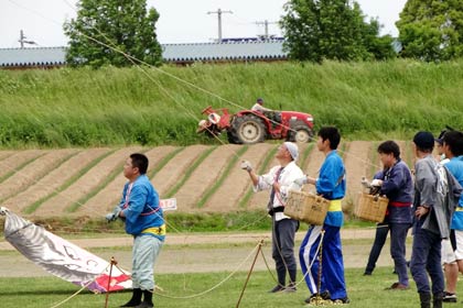 凧合戦の向こうでは春耕が忙しい