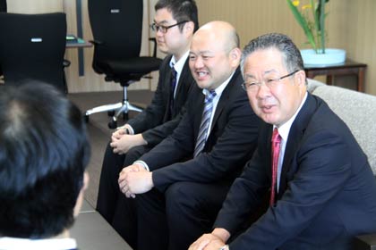 鈴木市長と歓談する窪倉代表取締役ら社員